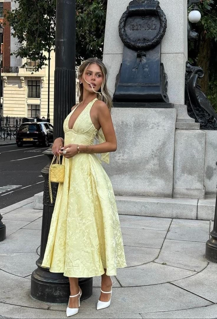 Esmeralda | Vestido Midi sin Mangas con Escote en Haltera